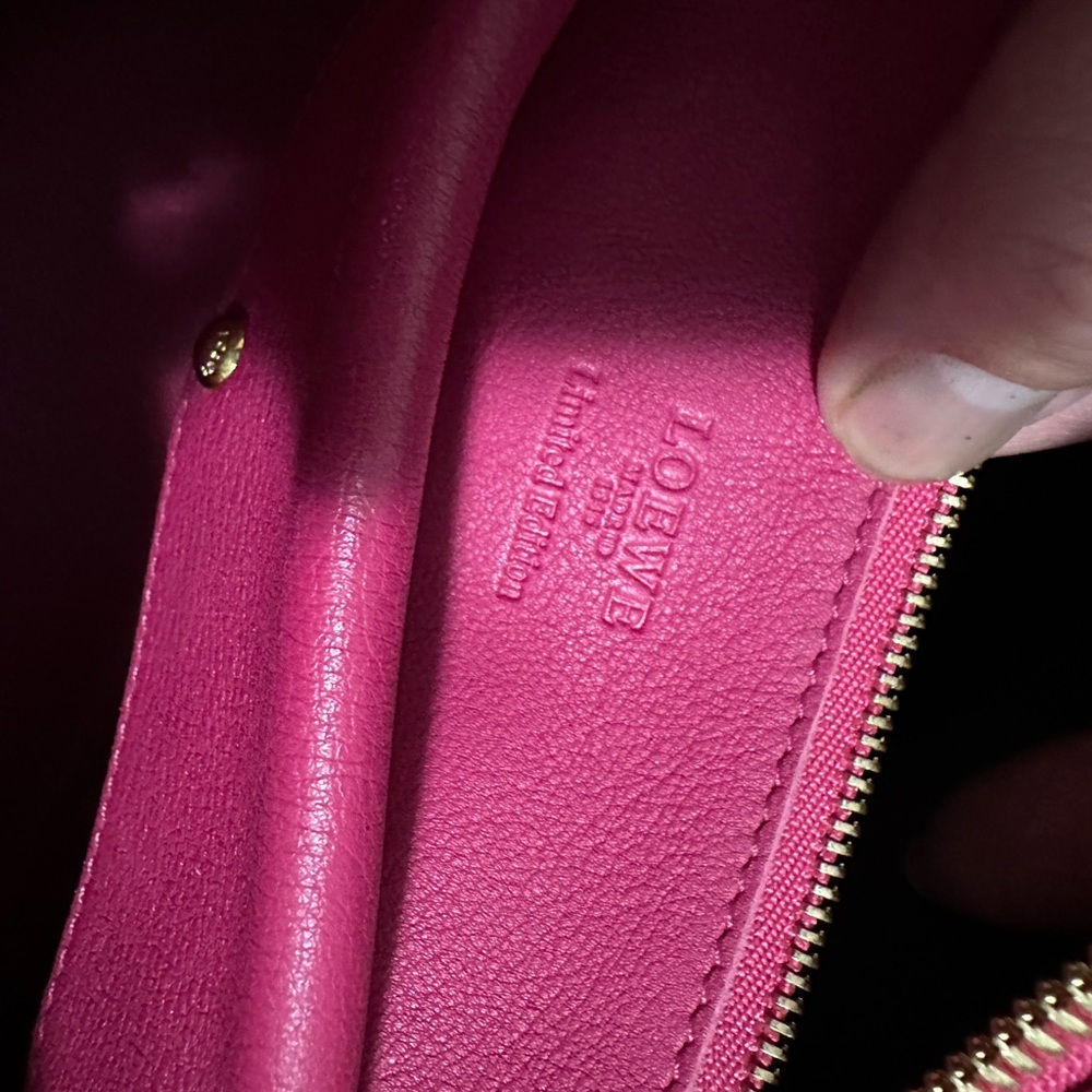 Loewe in Elegant Fuchsia Pink Suede and Leather Women's Handbag Limited Edition - Picture 13 of 15